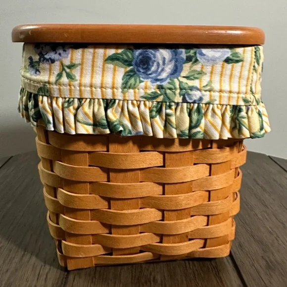 Longaberger Tissue Basket with Floral Liner - Picture 4 of 9